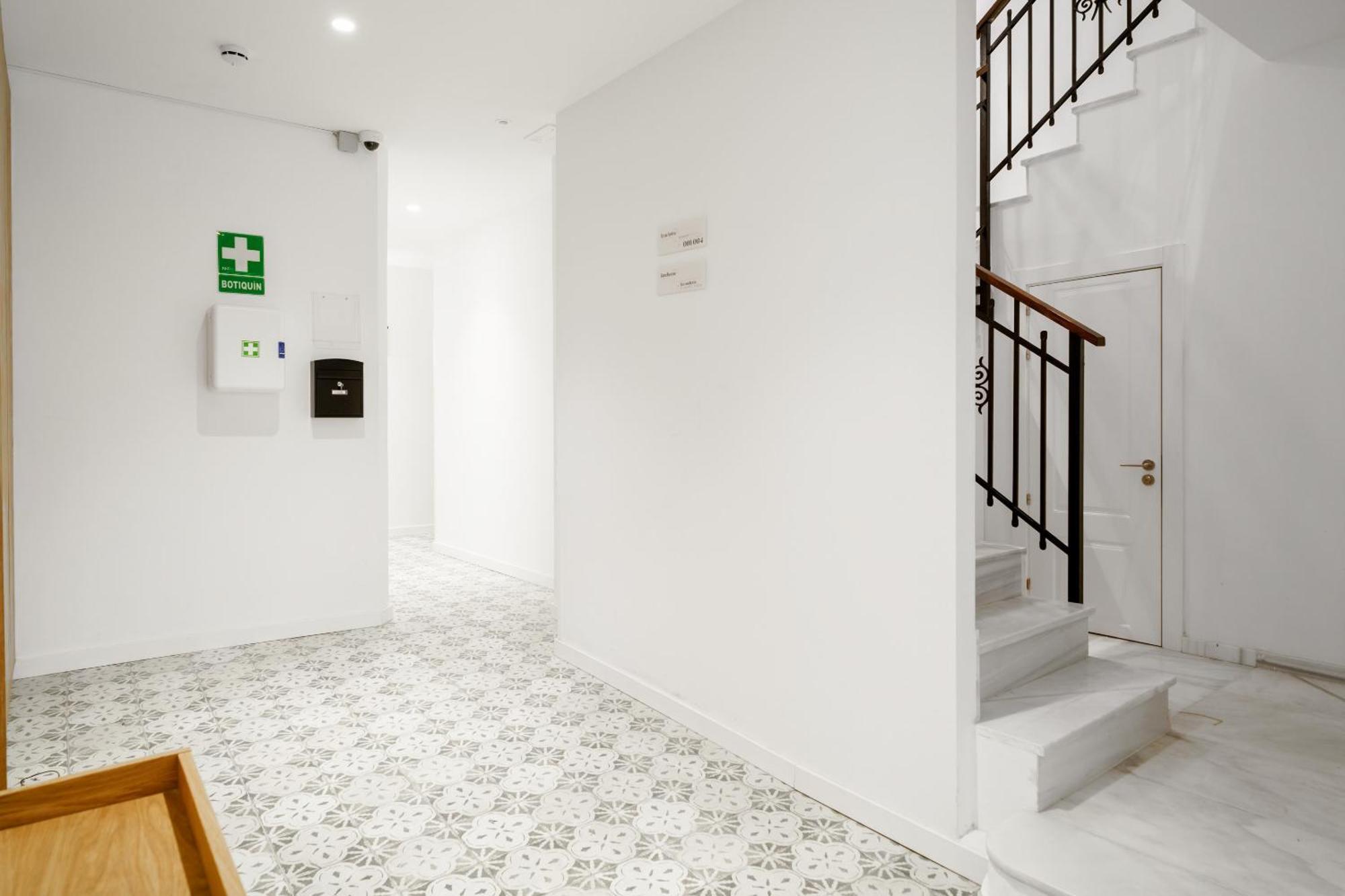 Limehome Malaga Calle Victoria Exteriör bild
