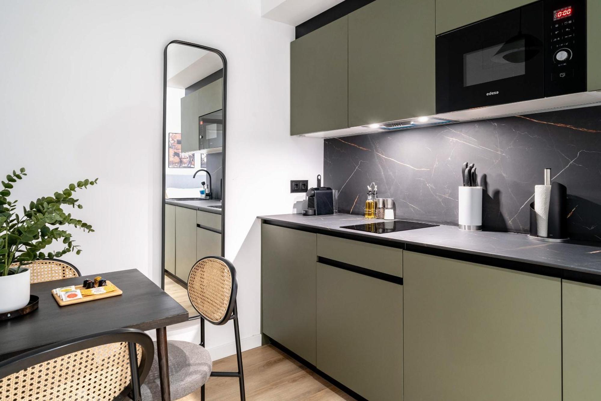 Limehome Malaga Calle Victoria Exteriör bild
