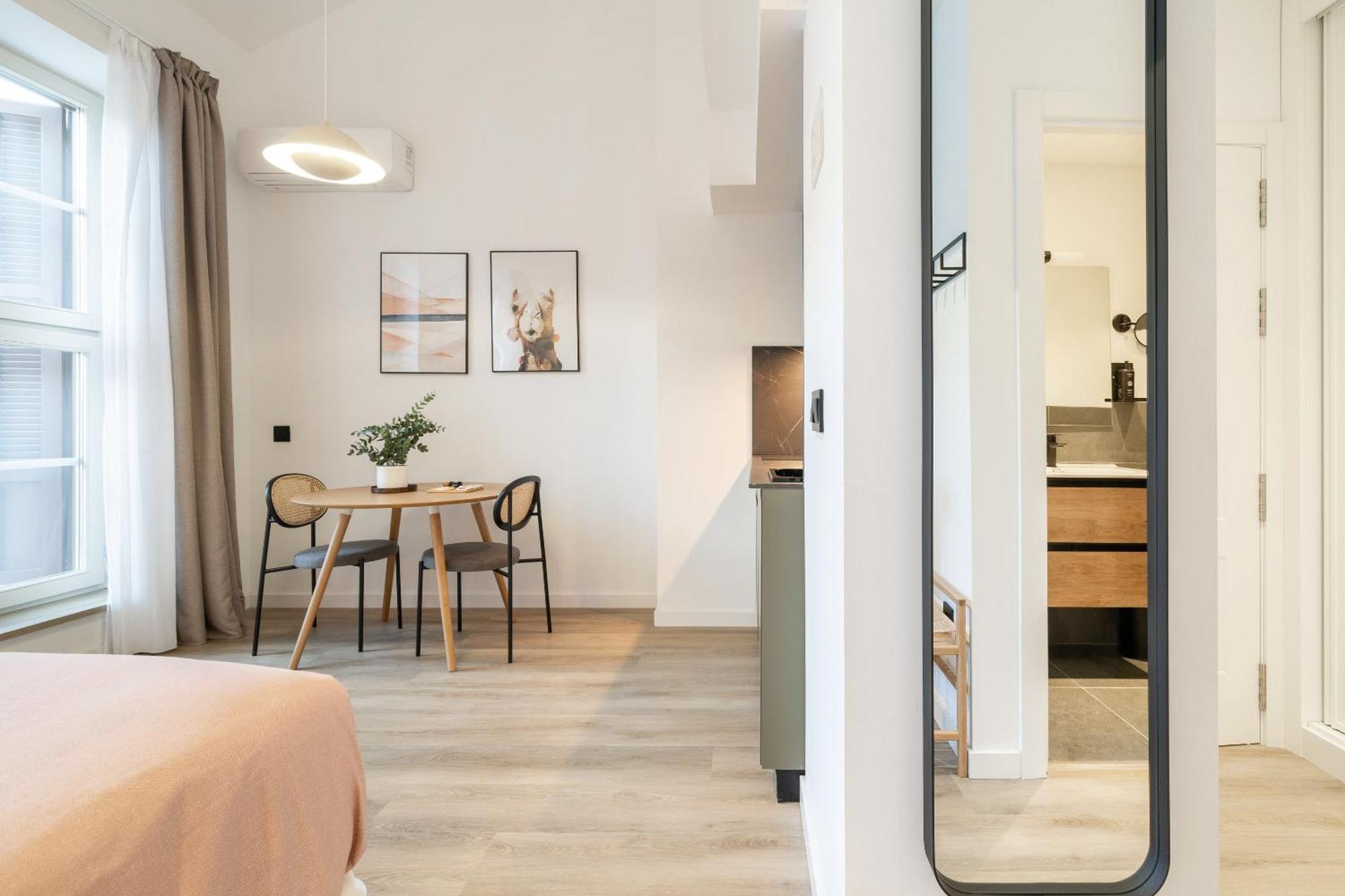 Limehome Malaga Calle Victoria Exteriör bild