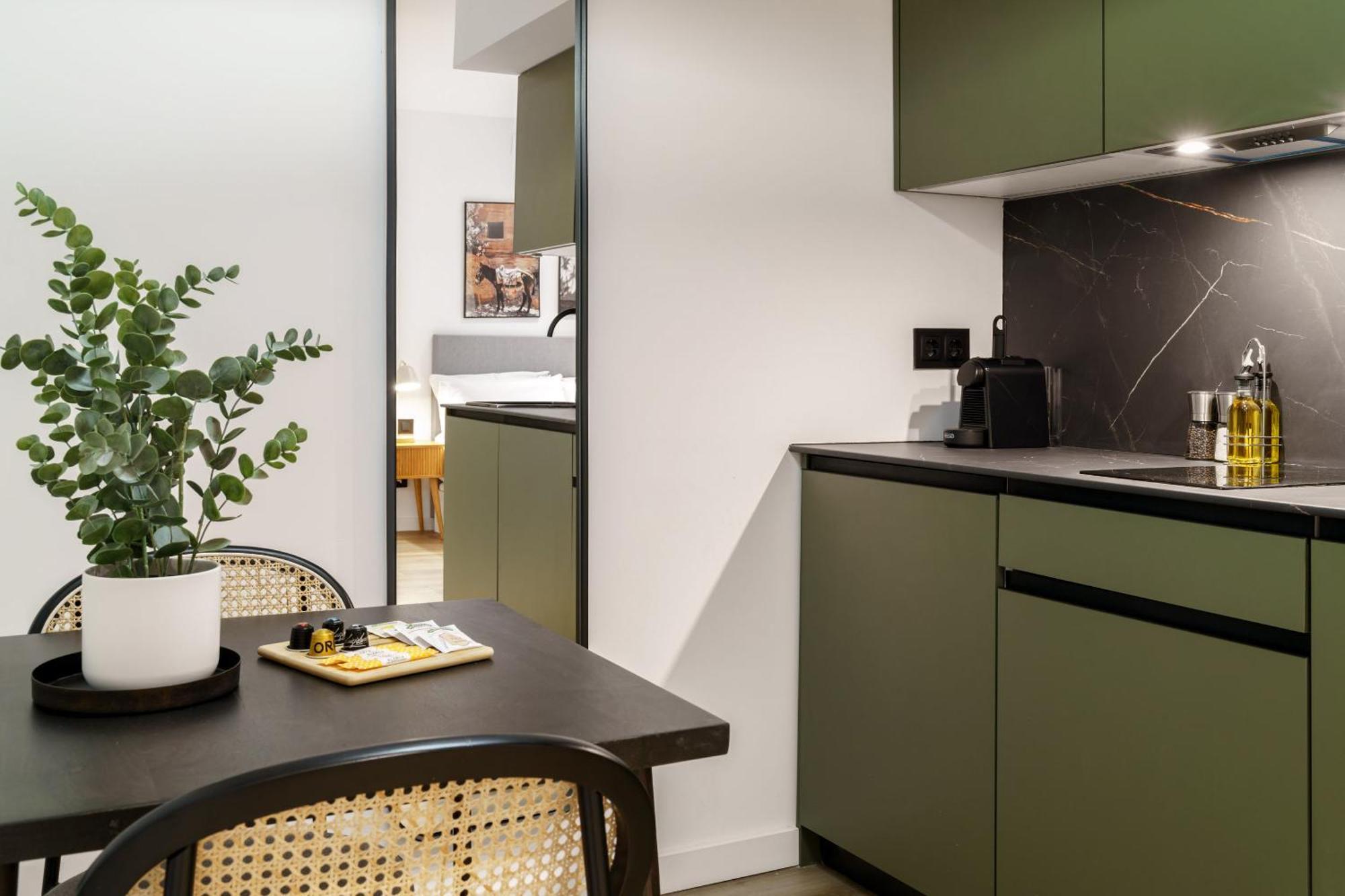 Limehome Malaga Calle Victoria Exteriör bild